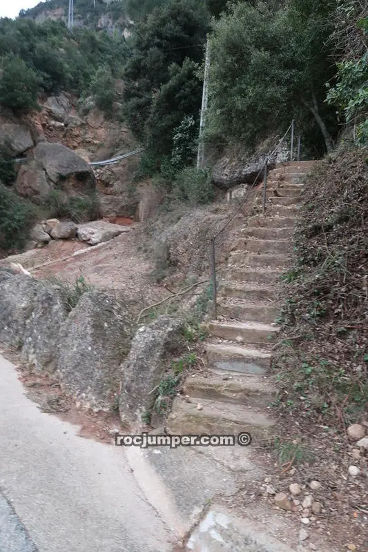 Torrent de la Cueva P-Petit Montserrat, Barcelona Desequipada